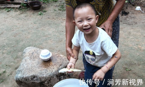 放暑假|孙子放暑假回农村避暑，6旬奶奶乐开了花，看奶奶陪孙子都玩些啥