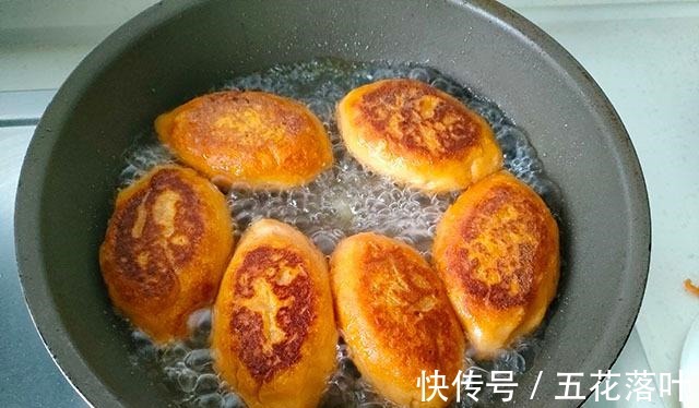 早餐多给孩子做它吃,比包子简单,锅里一煎,香糯鲜美,孩子爱吃!