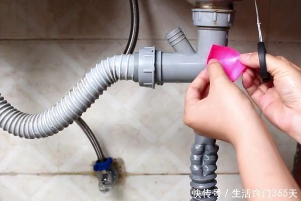 厨房下水管道反味严重？只需一个气球，下水道再也没臭味了