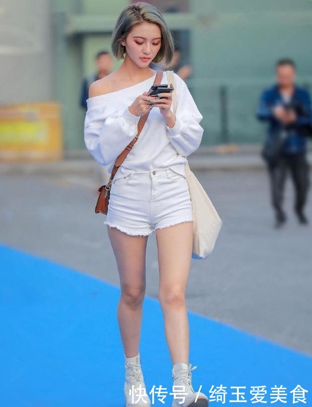 想穿的简单舒适一点,选择短裤配卫衣,时尚减龄又显气质