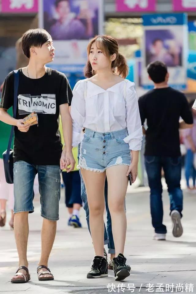 美女 街拍:身材丰满穿牛仔短裤的大白腿性感美女