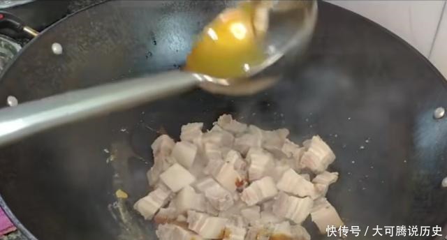 红烧肉炖土豆,肥而不腻,软烂嫩滑,记着多备上两碗米饭