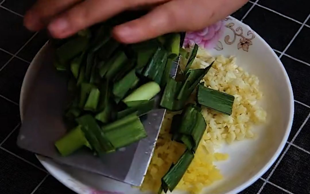 大厨教你草鱼的家常做法，不加一滴水，比饭店卖的都香！