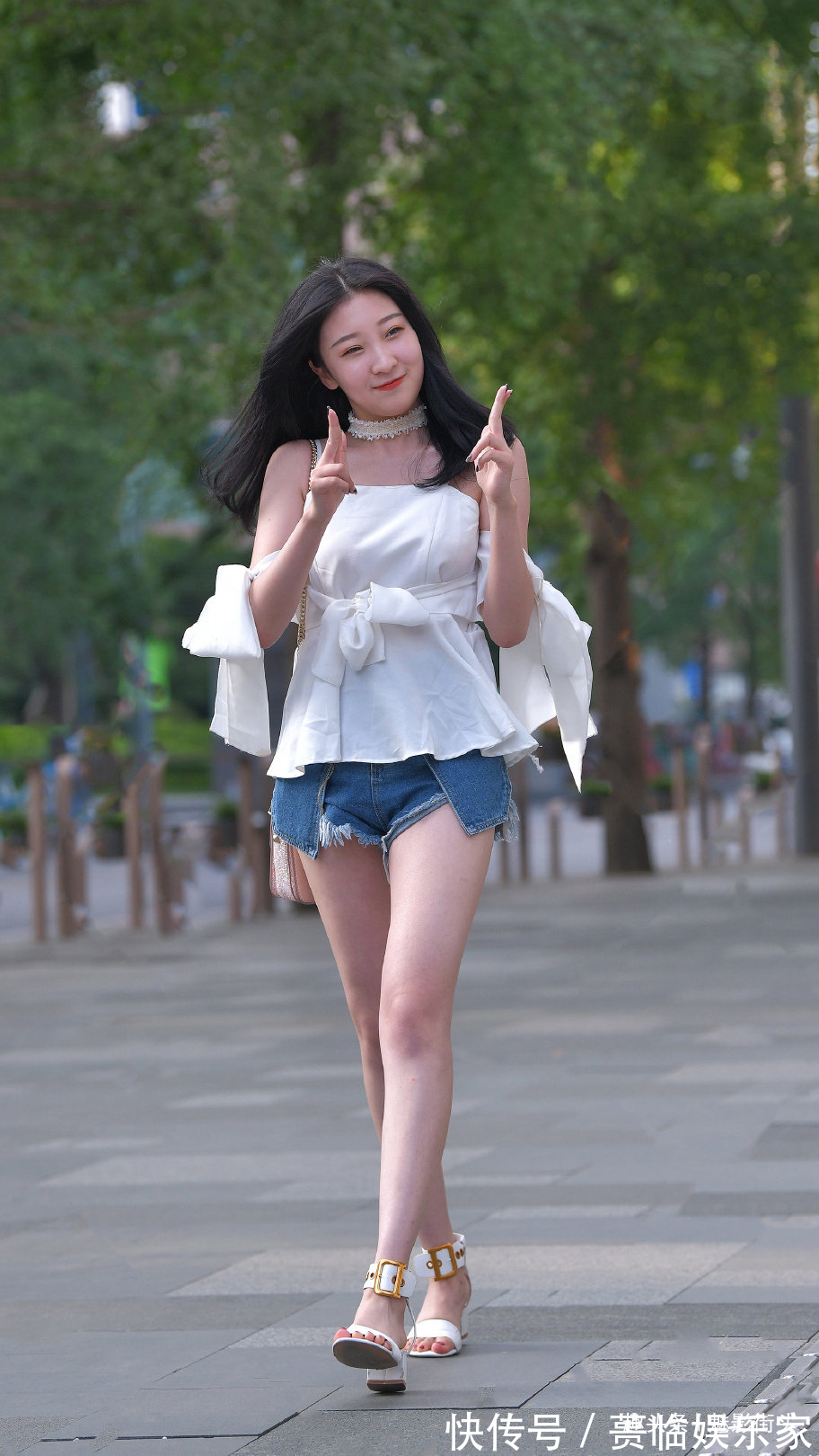 高跟凉鞋 白色吊带上衣加蓝色牛仔短裤,搭配白色高跟凉鞋,穿出青春和俏皮