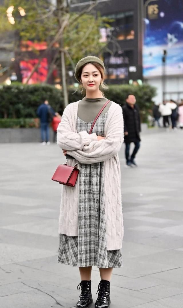 街拍:长发披肩的小美女,身穿个性潮装,笑容甜美可爱