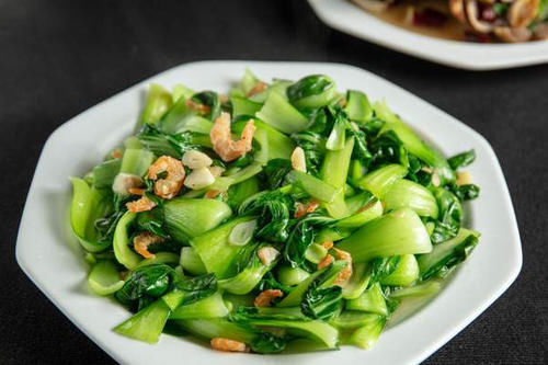 炒绿叶菜，直接下锅可不行，记住2个窍门，出锅翠绿入味不出水