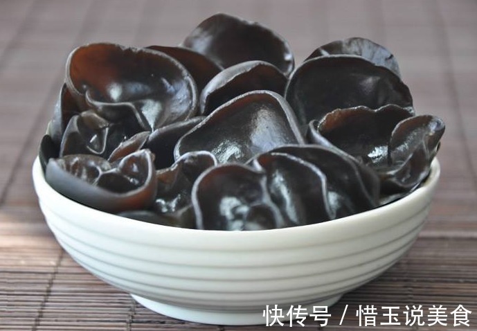 泡木耳，只会用水泡就错了！多加2个料，木耳泡发快，还更干净