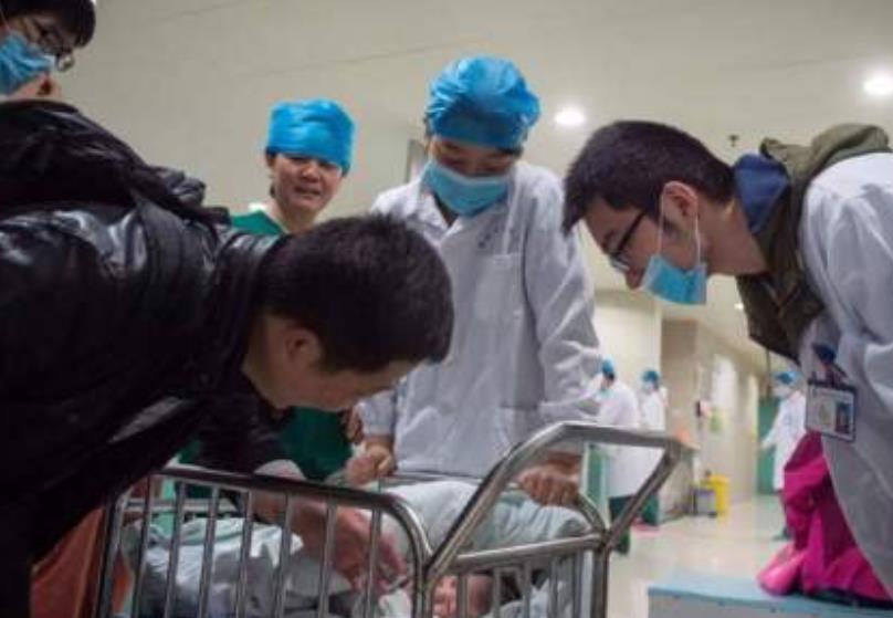 乔比|姐妹俩同一天全都生下双胞胎,亲子鉴定后,四个孩子父亲是同一人