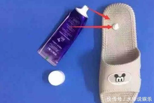 牙膏|拖鞋时间久了发黑有污垢,傻傻的用手洗教你一招,旧鞋秒变新鞋