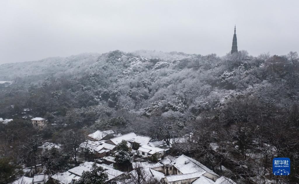 新年|杭州西湖迎来新年初雪