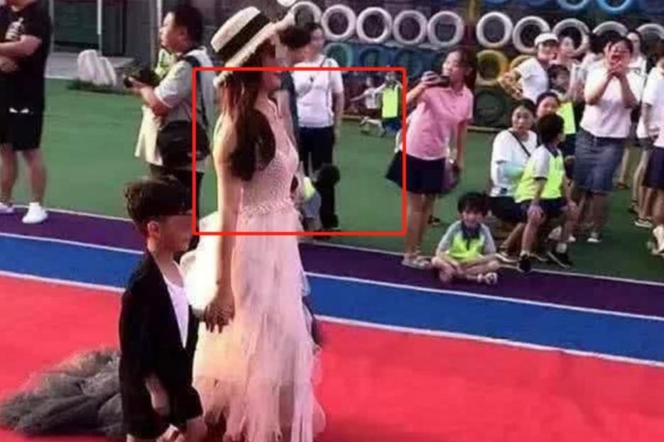 穿衣|90后辣妈给儿子开家长会,却因穿着惹争议,孩子尴尬抬不起头