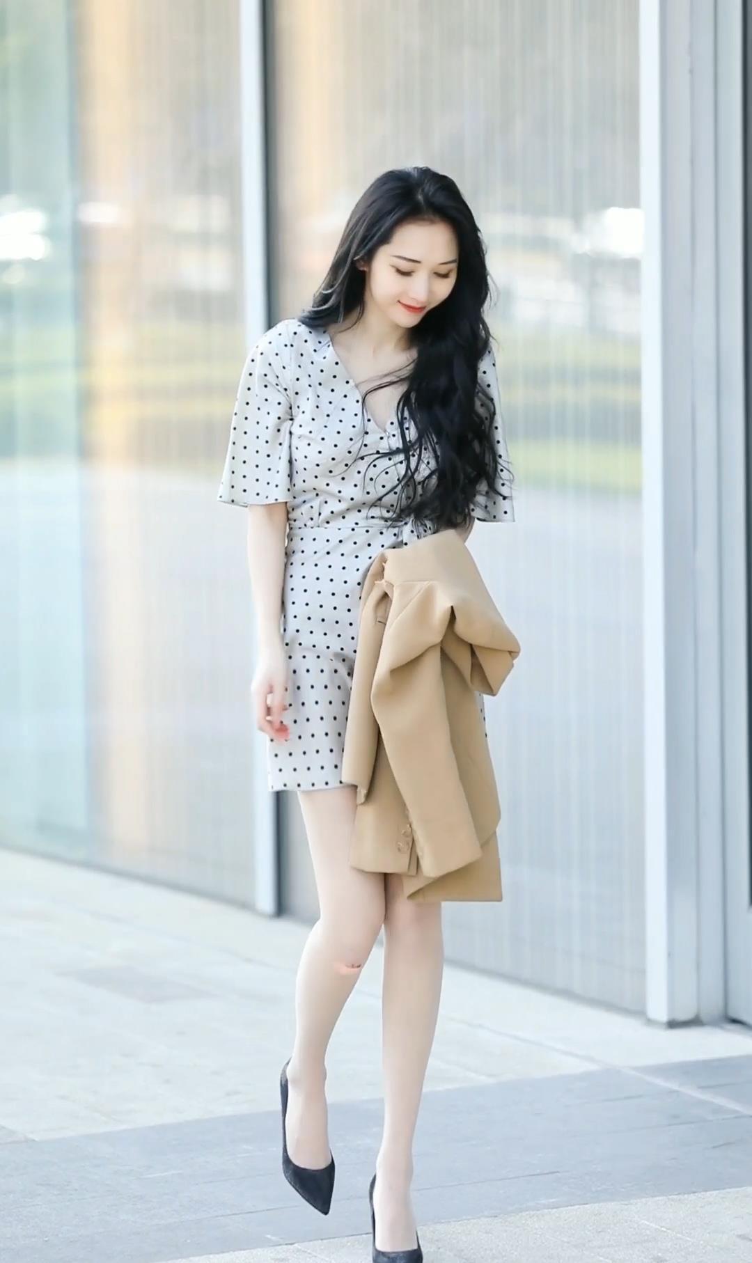 路遇甜美波点裙少女,优雅搭配驼色风衣,尽显迷人魅力