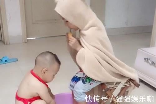 哥哥|“红肚兜宝宝”伺候哥哥洗脚走红,这大概是全网混得最差的二胎了