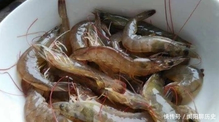白水煮虾,放食盐还是白醋?大厨:都不对,这样做虾肉鲜嫩无腥味