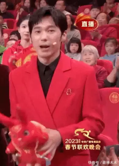 春晚出圈画面!撒贝宁再现错位图,张若昀台下吃烧鸡,邓超嗨翻天。