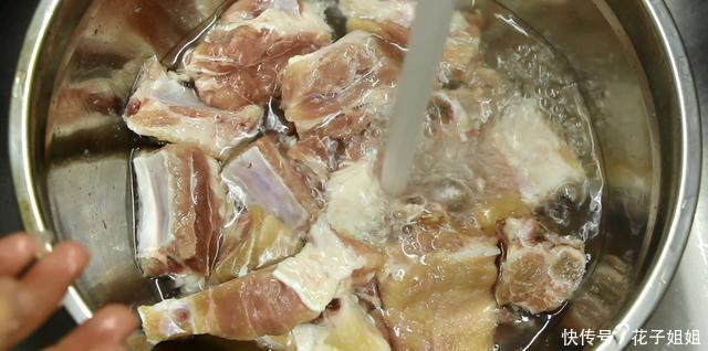  老少皆宜|经典肉菜糖醋排骨，浓油赤色甜咸适中，吃起来油而不腻老少皆宜