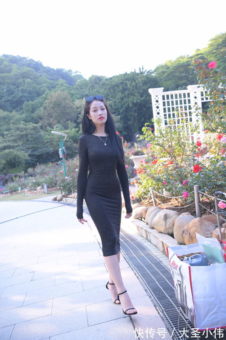 卡其色|美女街拍:卡其色的V领长袖T恤,这样打扮很休闲,但是秀出了高挑俏丽的身材