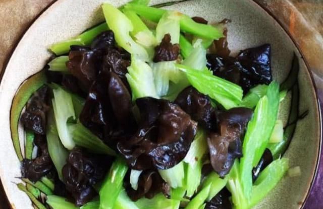 木耳和此物一起炒,等于“天然泻药”,清肠排宿便,赘肉不见