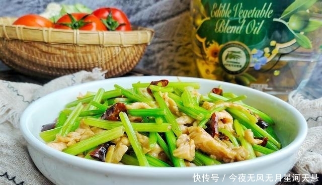 鸡丝炒芹菜,五分钟快手家常菜,鸡肉嫩滑不柴,芹菜脆口不塞牙