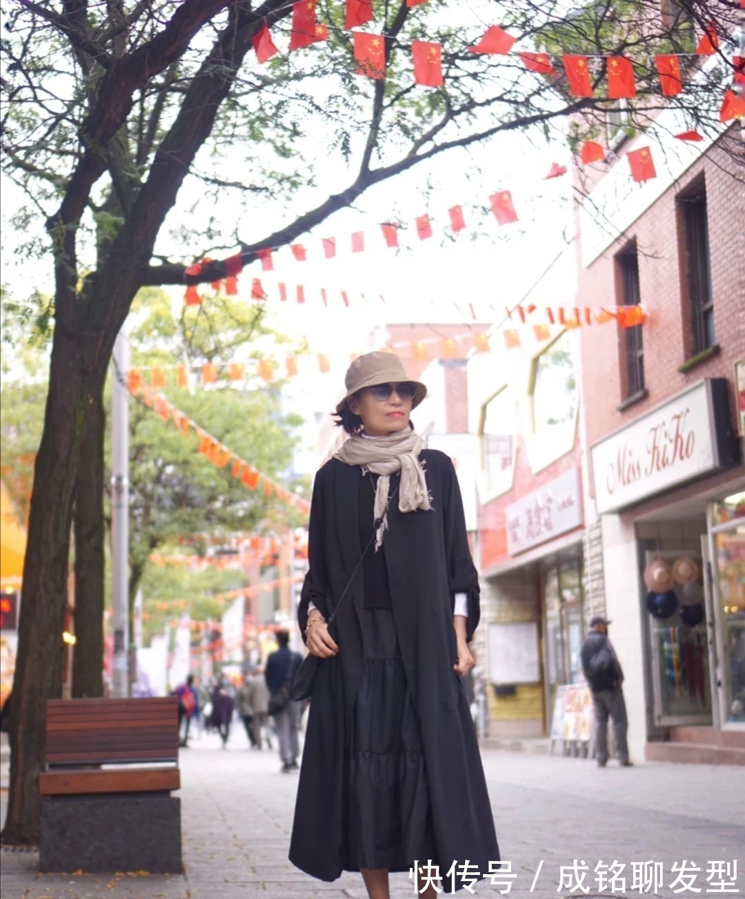 小马甲|五十多岁的女人穿衣别太花,记好三个穿衣技巧,没有高颜值也优雅