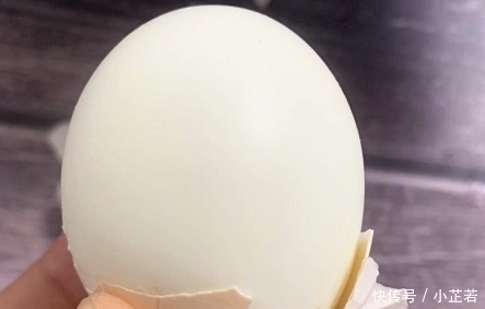 55岁大厨说煮鸡蛋时,别再加盐了加点它,鸡蛋更嫩还自动脱壳