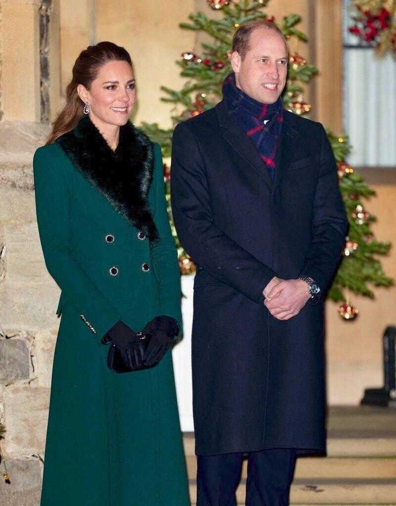 凯特王妃美得惊艳,穿红色大衣配格纹围巾经典时髦,气场全开