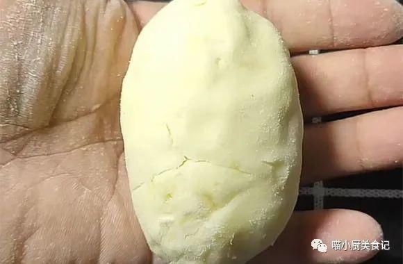 最近我家没少吃这个,包上馅,上锅一蒸,8分钟出锅,比肉包子都香