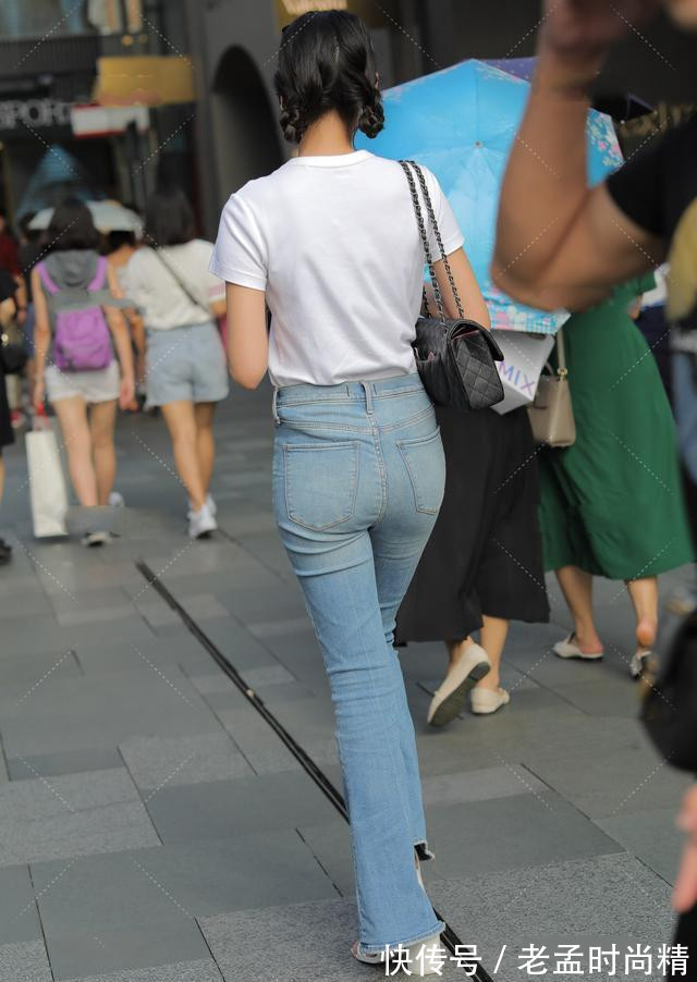 喇叭裤|浅蓝色牛仔喇叭裤搭配白色T恤,清新时尚,但是不失复古美感