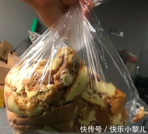 低价|宝妈低价购买“蛋糕边”引争议，父母给娃吃“边角料”寒酸吗？