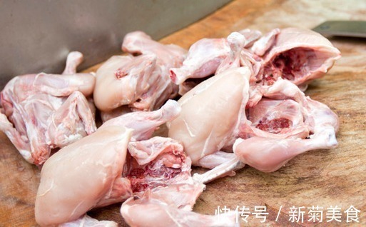 炖鸡汤时，先焯水还是直接炖教你正确方法，鸡汤鲜美好喝还不腥