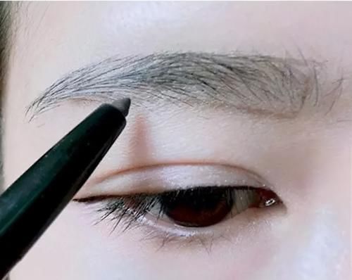 眼线眉毛难画？化妆大咖教你一招