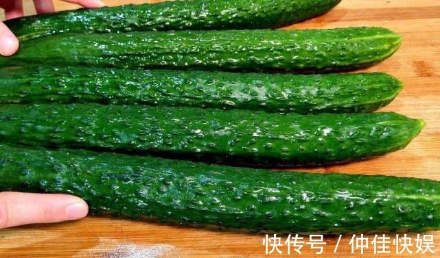 买黄瓜别再挑“直的”，卖菜老板记住3点，怎么挑都清脆好吃！