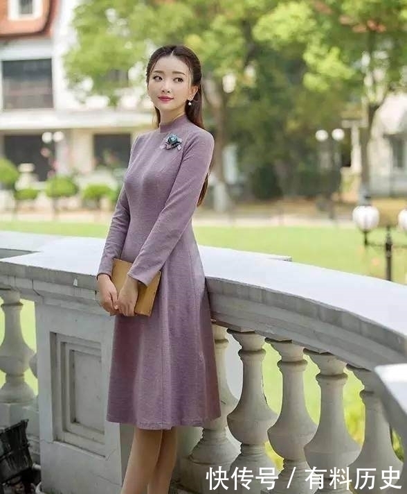 一条裸紫色的连衣裙，美女简直不要太性感！