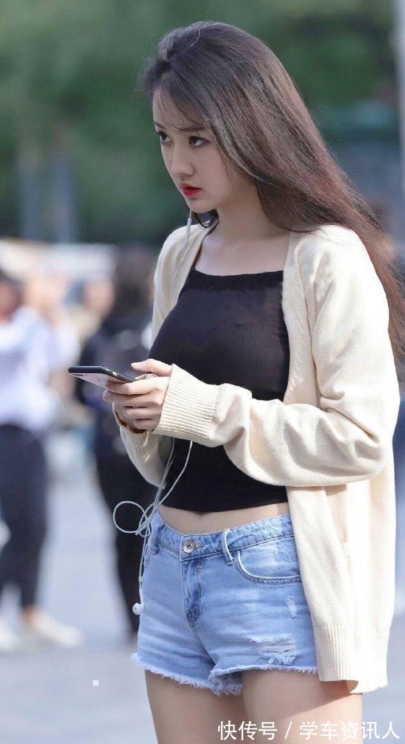 字裤 黑色吊带上衣和黑色裤子，拉长身高，感觉很棒！