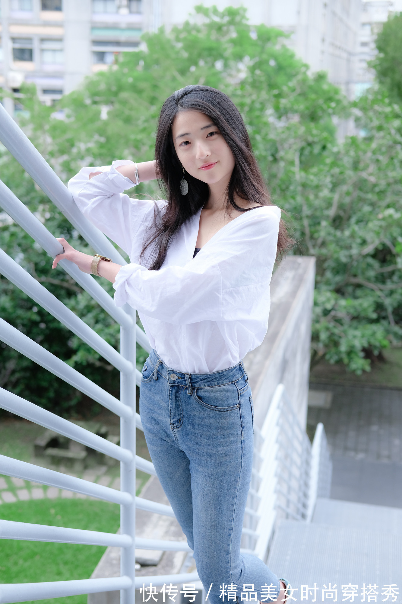 牛仔|白色衬衫下搭一条牛仔紧身裤,脚上一双小白鞋,舒适又休闲