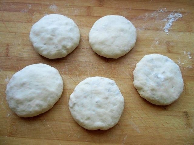 鸭肉切丁|吃剩的烤鸭不要发愁了,做成早餐饼,香酥又好吃