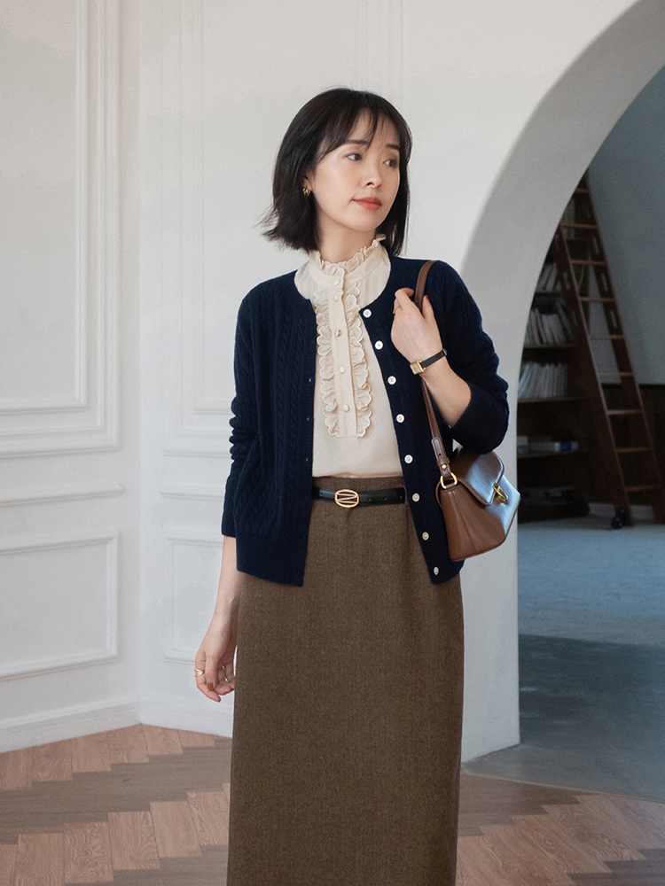 半身裙 秋冬季节怎么穿?针织开衫搭配百褶半身裙温柔优雅,美出了新高度