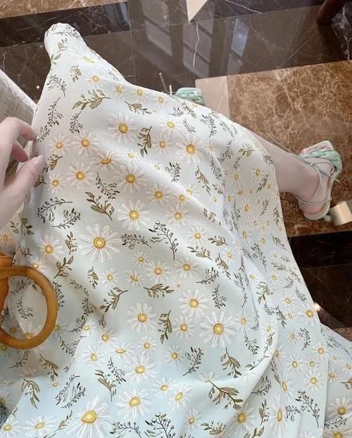 这才叫省布料设计!雏菊抹胸吊带裙可盐可甜,绑脖设计最是特别