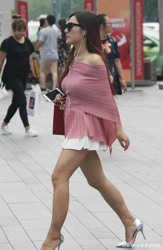 大方的美女,粉红色的披肩,穿着很有格调