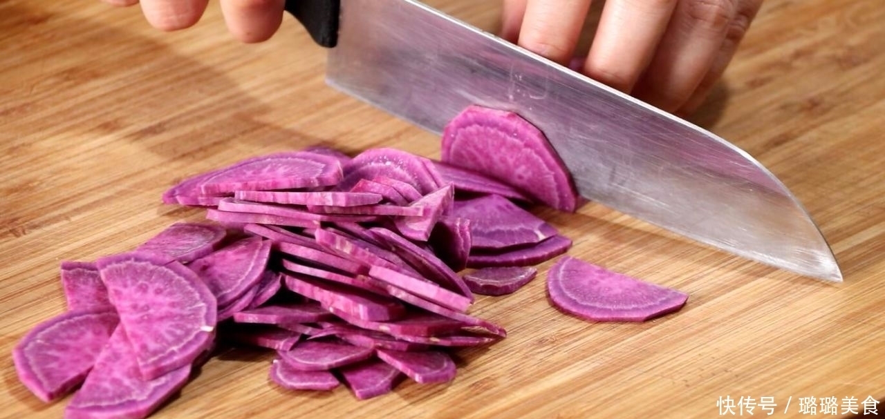 这是面粉的懒人做法,和面不加水,做出的馒头松软不塌,香甜可口