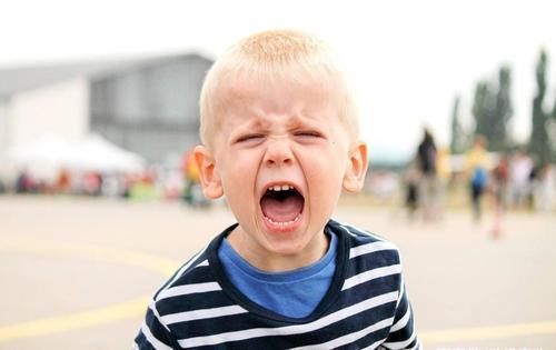 叛逆|孩子变得特别叛逆，可能是进入了“仇亲期”，家长别和孩子硬碰硬