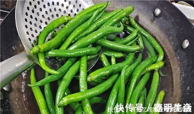 秘制|辣椒这样做太好吃了,一次秘制一罐,开胃又下饭,放一年不会坏!