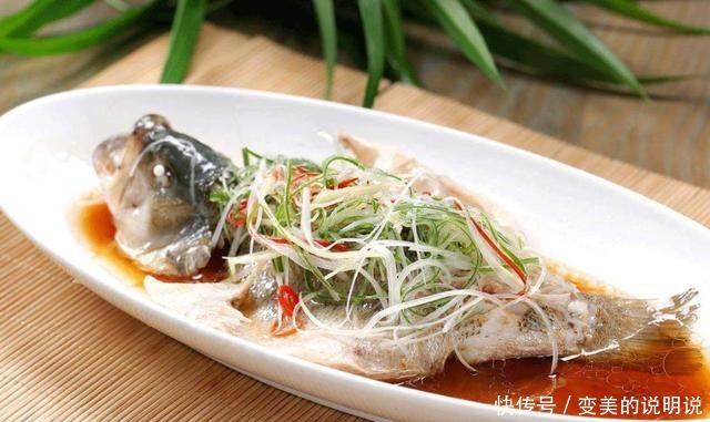 腥味|清蒸鲈鱼不要加盐和料酒腌制了,教你一招,鱼肉没一点腥味