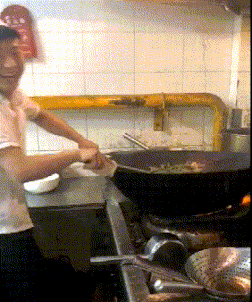 |搞笑GIF段子：有钱人玩的游戏，像我这种估计一脚下去就是一个脚印