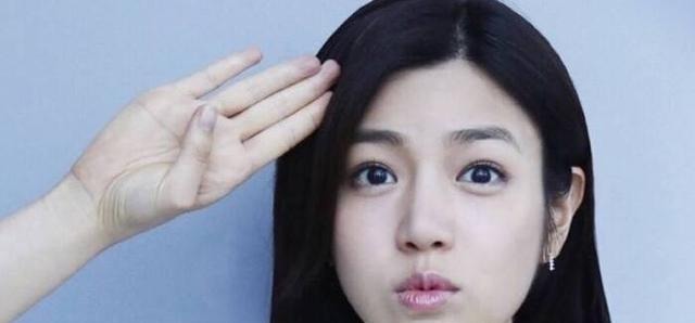 不适合留齐刘海的脸型,不留好美,留了就是