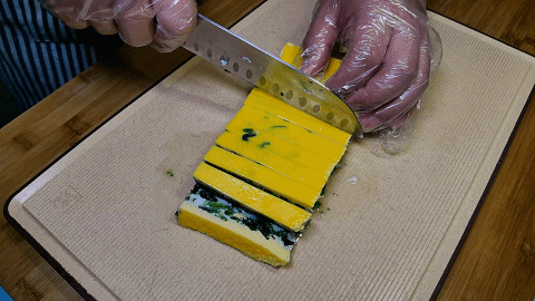 一把菠菜里打入6个鸡蛋，搅拌一下直接上锅蒸，简单营养又好吃