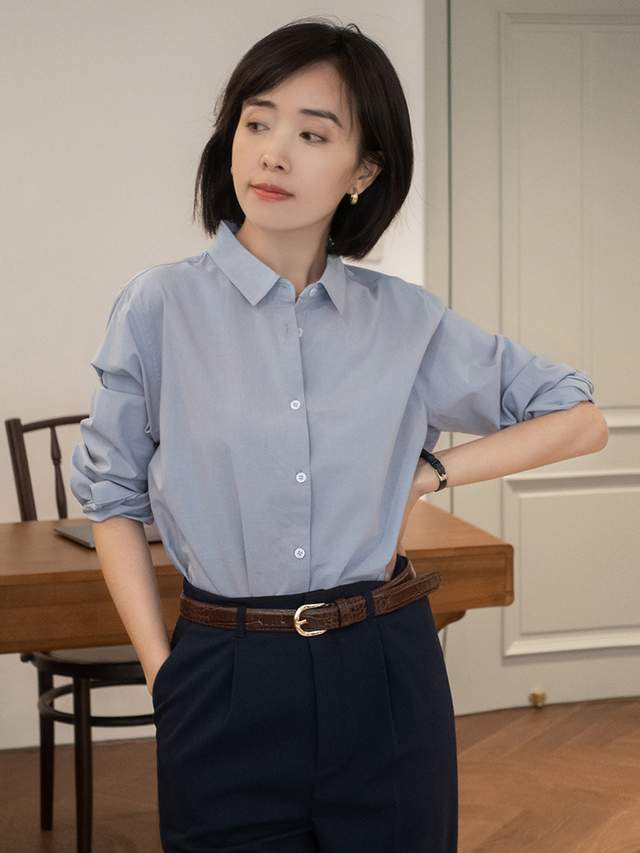 小蛮腰|35岁的女人建议多尝试简约风,浅蓝色衬衫搭配西装裤,高级时髦