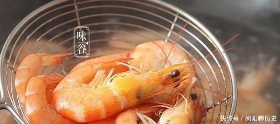 白水煮虾,放食盐还是白醋?大厨:都不对,这样做虾肉鲜嫩无腥味