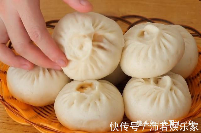 最近蒸包子的这个做法火了,不用醒面,直接上锅蒸,上桌就被抢光