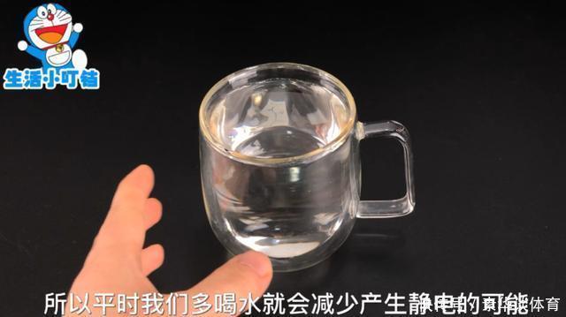 用硬币碰一下门把手，作用真厉害，10个人里9个需要，快回家试试